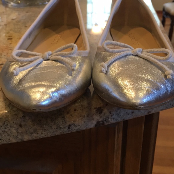 Talbots silver pointy flats with bow - Picture 6 of 8